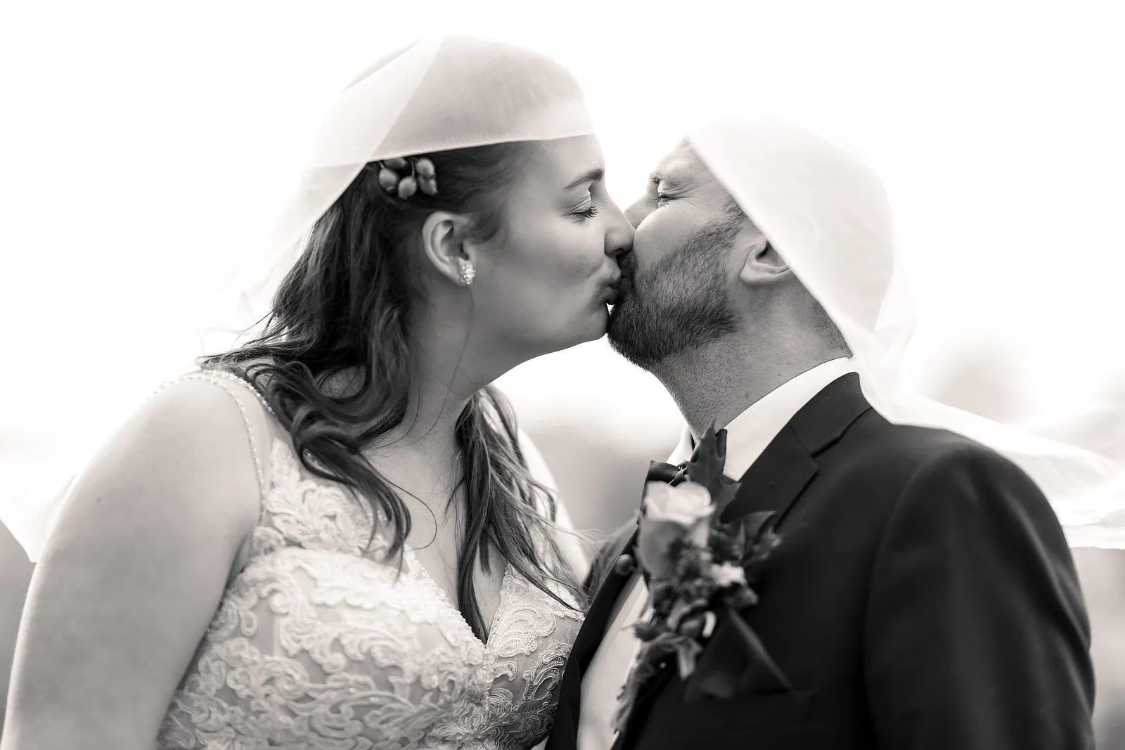 Černobílý portrét novomanželů