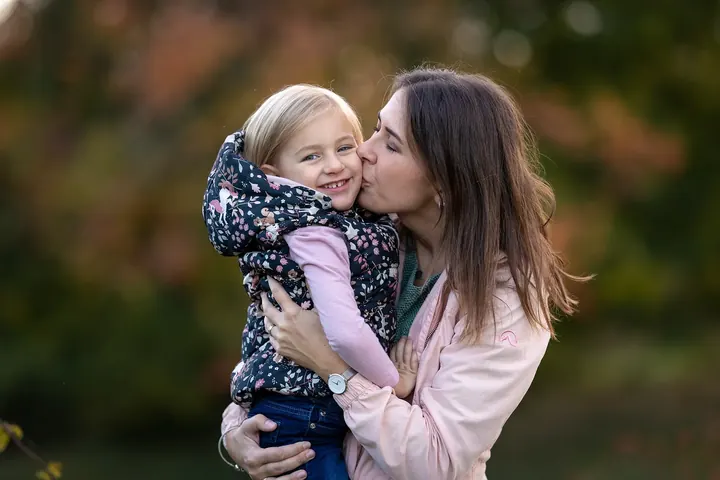 Maminka dává pusu dceři