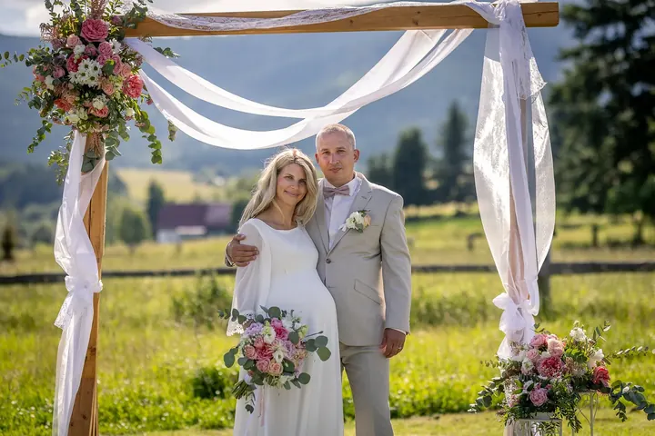 Novomanželé pod svatebním obloukem — Šídlos Foto