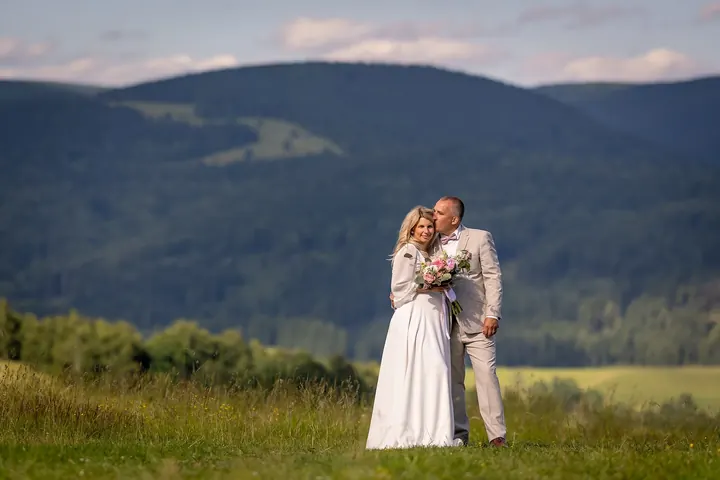 Novomanželé v horské krajině — Šídlos Foto
