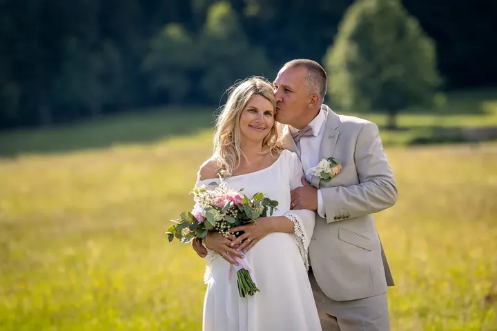 Novomanželé při svatebním focení v přírodě — Šídlos Foto