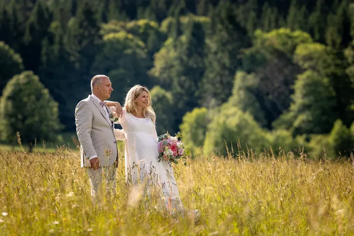 Novomanželé společně v rozkvetlé louce — Šídlos Foto