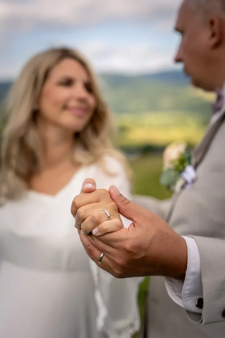 Detail rukou a snubních prstenů novomanželů — Šídlos Foto