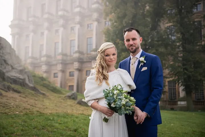 Novomanželé před historickou budovou — Šídlos Foto