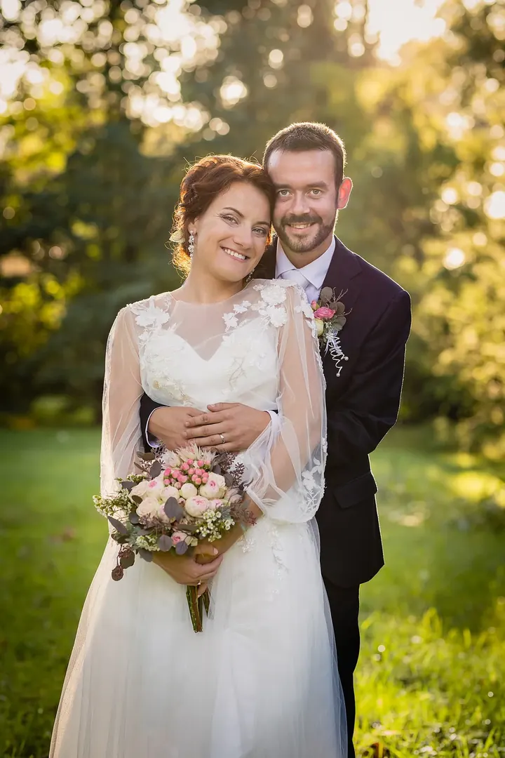 Usměvaví novomanželé ve večerním světle — Šídlos Foto