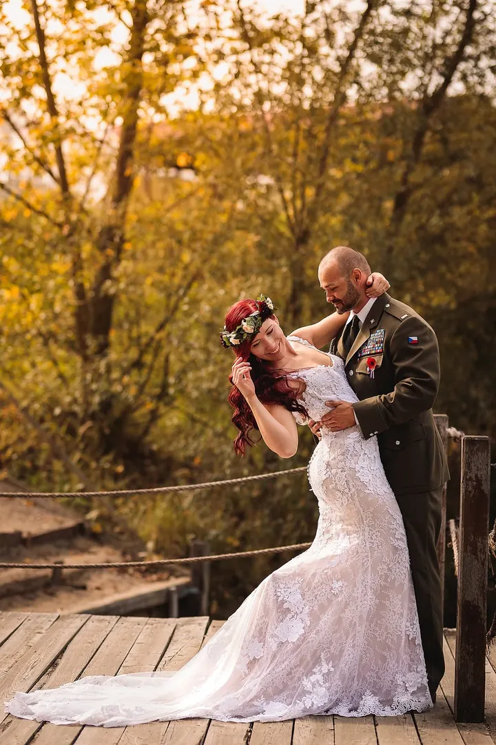 Novomanželé při uvolněném portrétním focení — Šídlos Foto